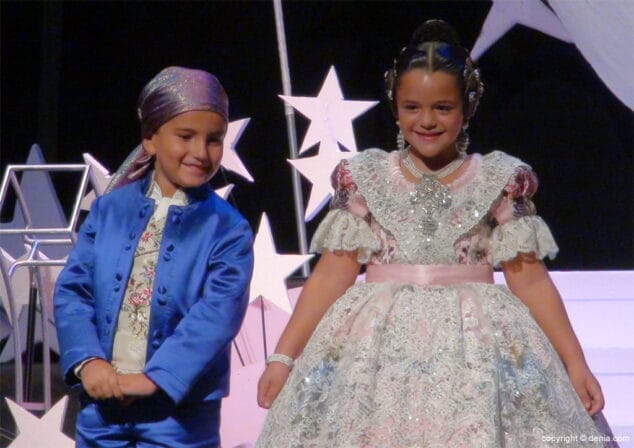 Las estrellas de Baix la Mar arropan a Alejandra Pastor en el día de su presentación 14 12 Presentación infantil Baix la Mar Alejandra y Vicent