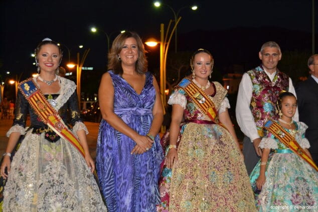 15 Presentación Falleras Mayores Dénia 2015 Carla y candela con Carmen Sancho