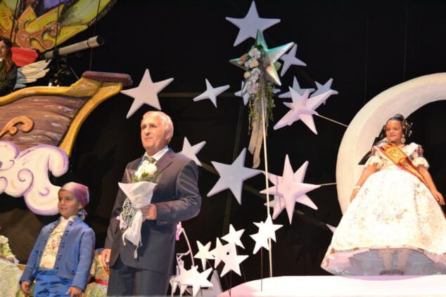 Las estrellas de Baix la Mar arropan a Alejandra Pastor en el día de su presentación 18 16 Presentación infantil Baix la Mar Pleitesía de Antonio Arbona