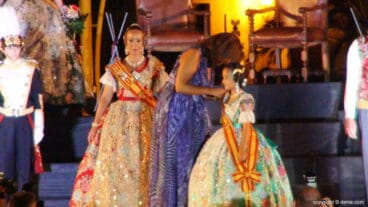 Presentación Falleras Mayores Dénia 2015 – La alcaldesa con las FFMM