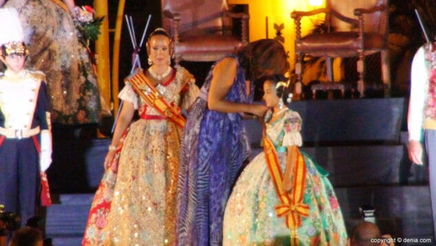 23 Presentación Falleras Mayores Dénia 2015 La alcaldesa con las FFMM