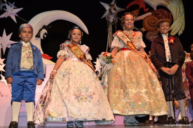 Las estrellas de Baix la Mar arropan a Alejandra Pastor en el día de su presentación 27 25 Presentación infantil Baix la Mar Pleitesía de los cargos 2014
