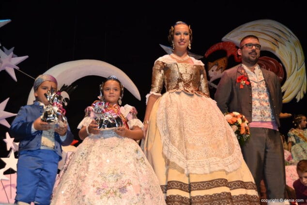 Las estrellas de Baix la Mar arropan a Alejandra Pastor en el día de su presentación 28 26 Presentación infantil Baix la Mar Pleitesía de los sus cargos