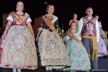 Presentación Falleras Mayores Dénia 2015 – Pleitesía Fallera Mayor de Valencia