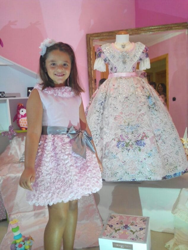 Alejandra con su traje