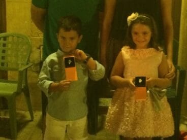 Alejandra y Vicent con sus insignias