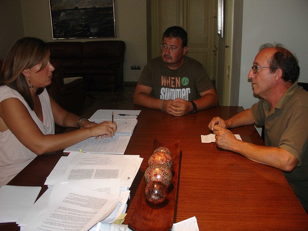 Dénia se compromete con ACIF a adquirir equipamiento para sus voluntarios 1 Ana Kringe y Joan Sala