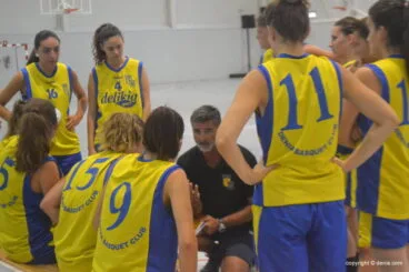 Andrés Ponce dando instrucciones a sus chicas