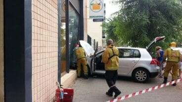 Bomberos acordonando la zona del accidente