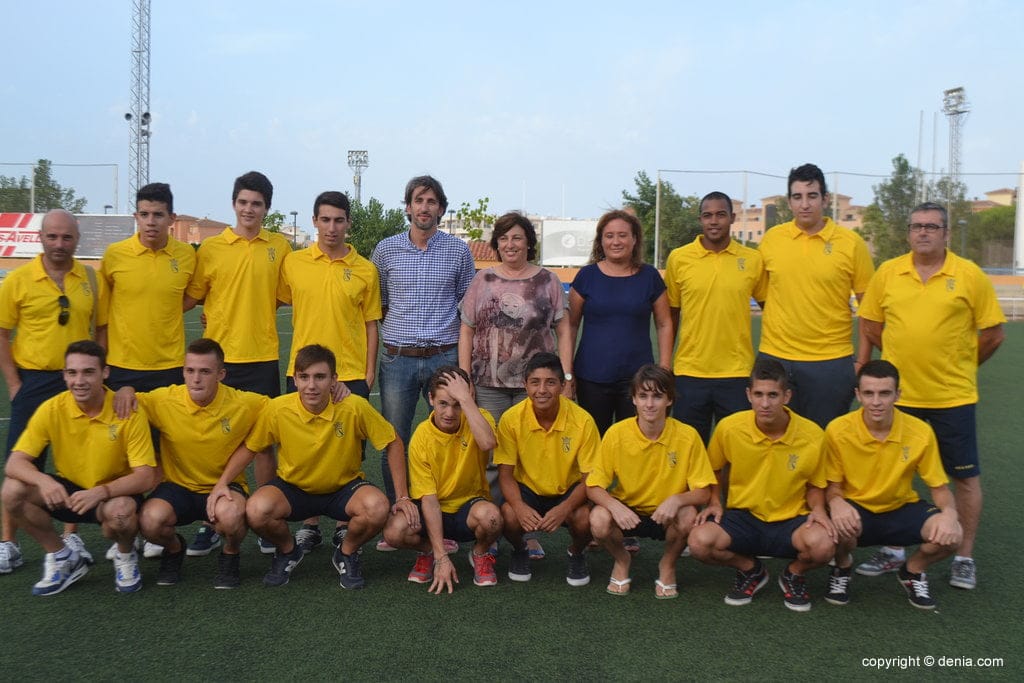 Paco Molina junto a sus chicos del CD. Dénia Juvenil A
