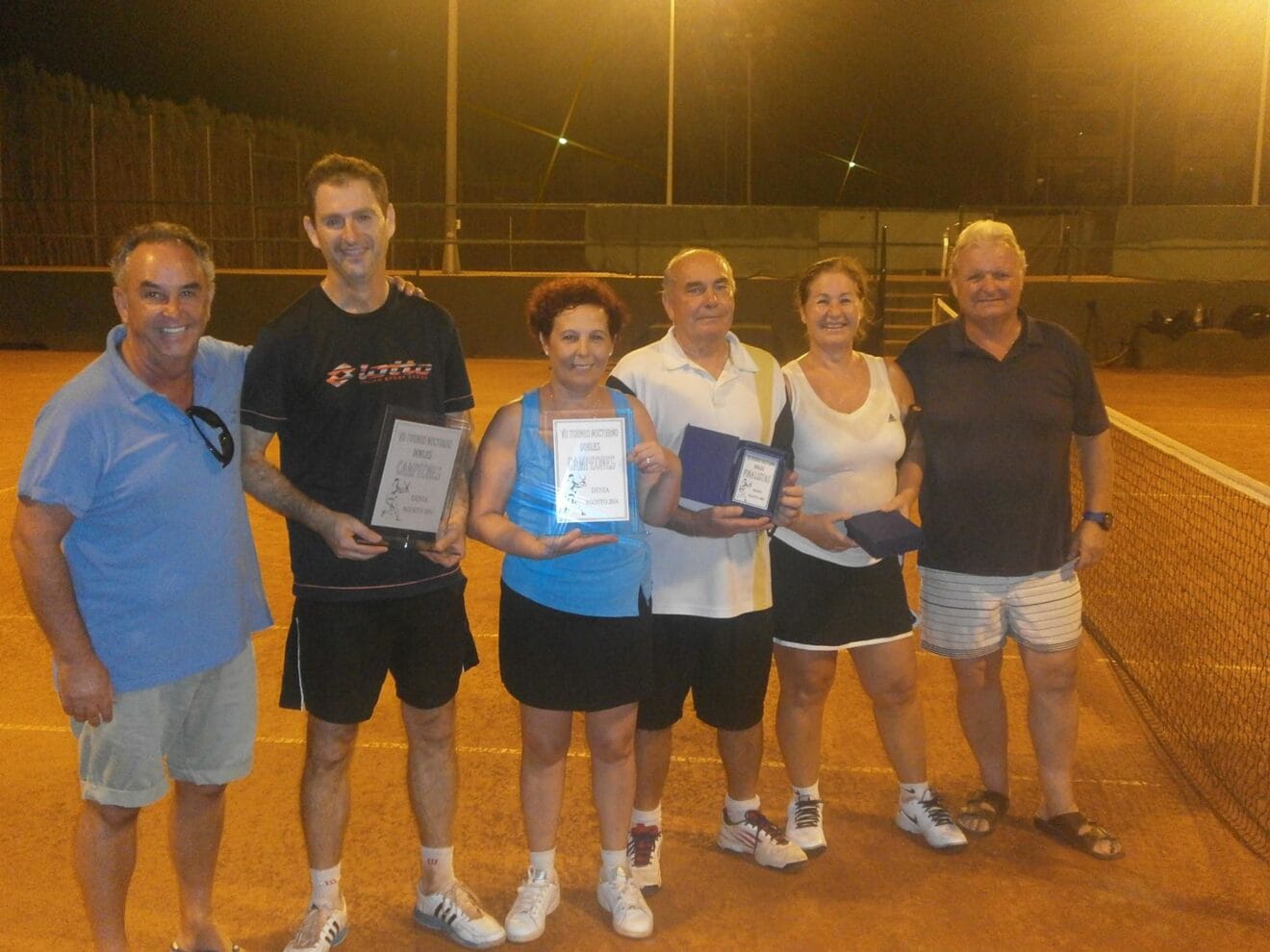 Campeones y finalista con su trofeos