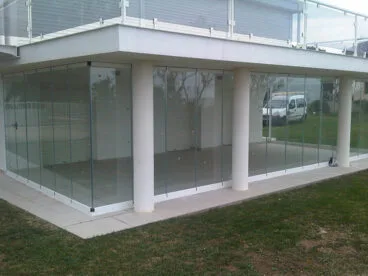 Cortina de vidrio sin perfiles en Aluvent