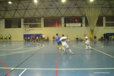 David Jaén protege el balón
