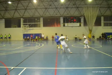David Jaén protege el balón