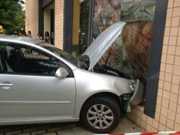 El vehículo empotrado en el escaparate del supermercado