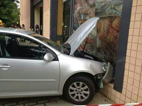 El vehículo empotrado en el escaparate del supermercado