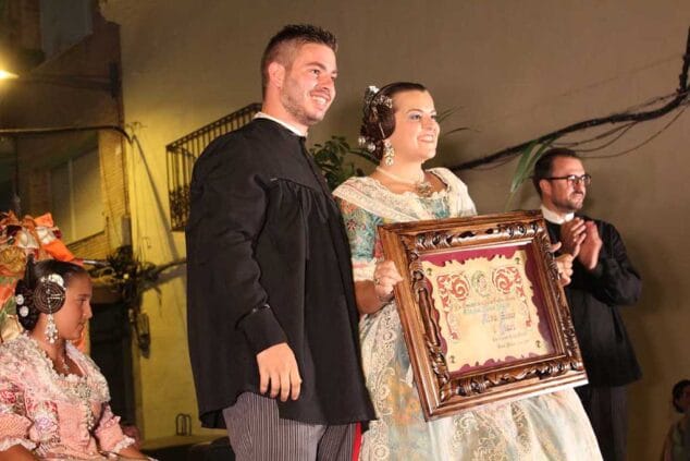 Entrega del cuadro a la Fallera Mayor
