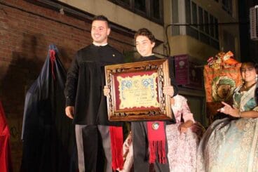 Entrega del cuadro al presidente infantil