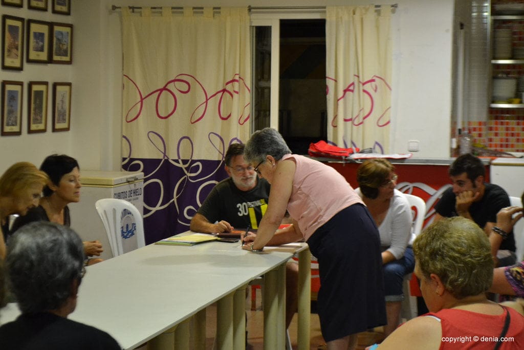 Firmas de adhesión a la Associació Veins de Les Roques