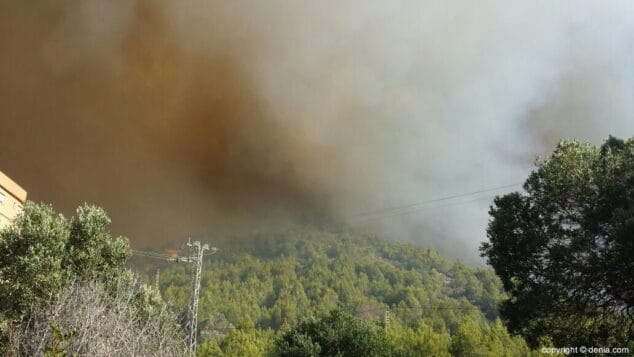 Humareda en el incendio del Montgó