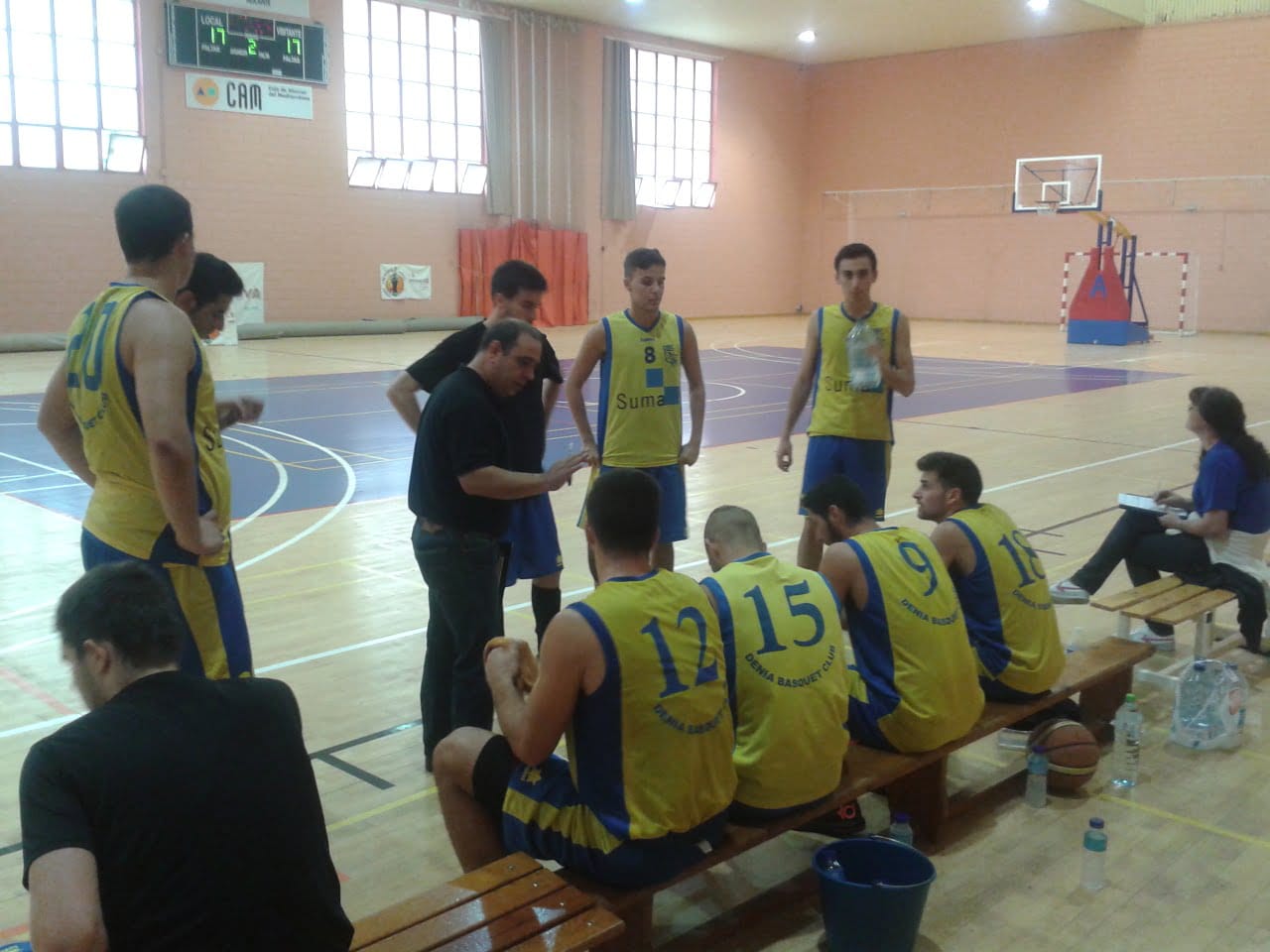 Xavi Mesegué en el banquillo 