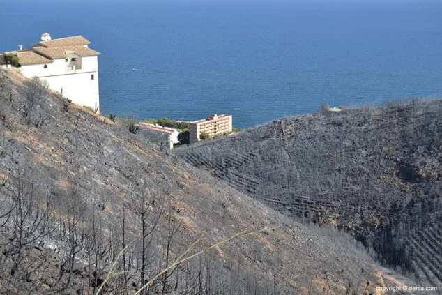 El fuego calcina 439 hectáreas del Parque Natural del Montgó 9 Incendio en el Montgó Lloma del Castanyar 22