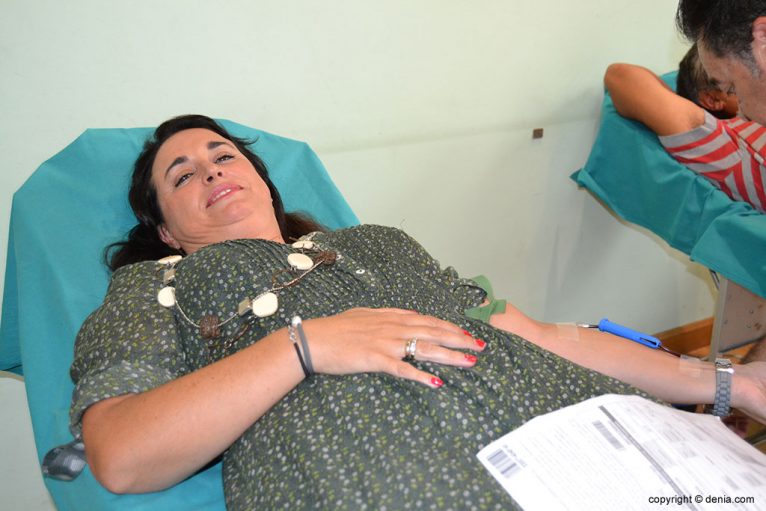 Isabel Gallego en la donación de sangre de Dénia