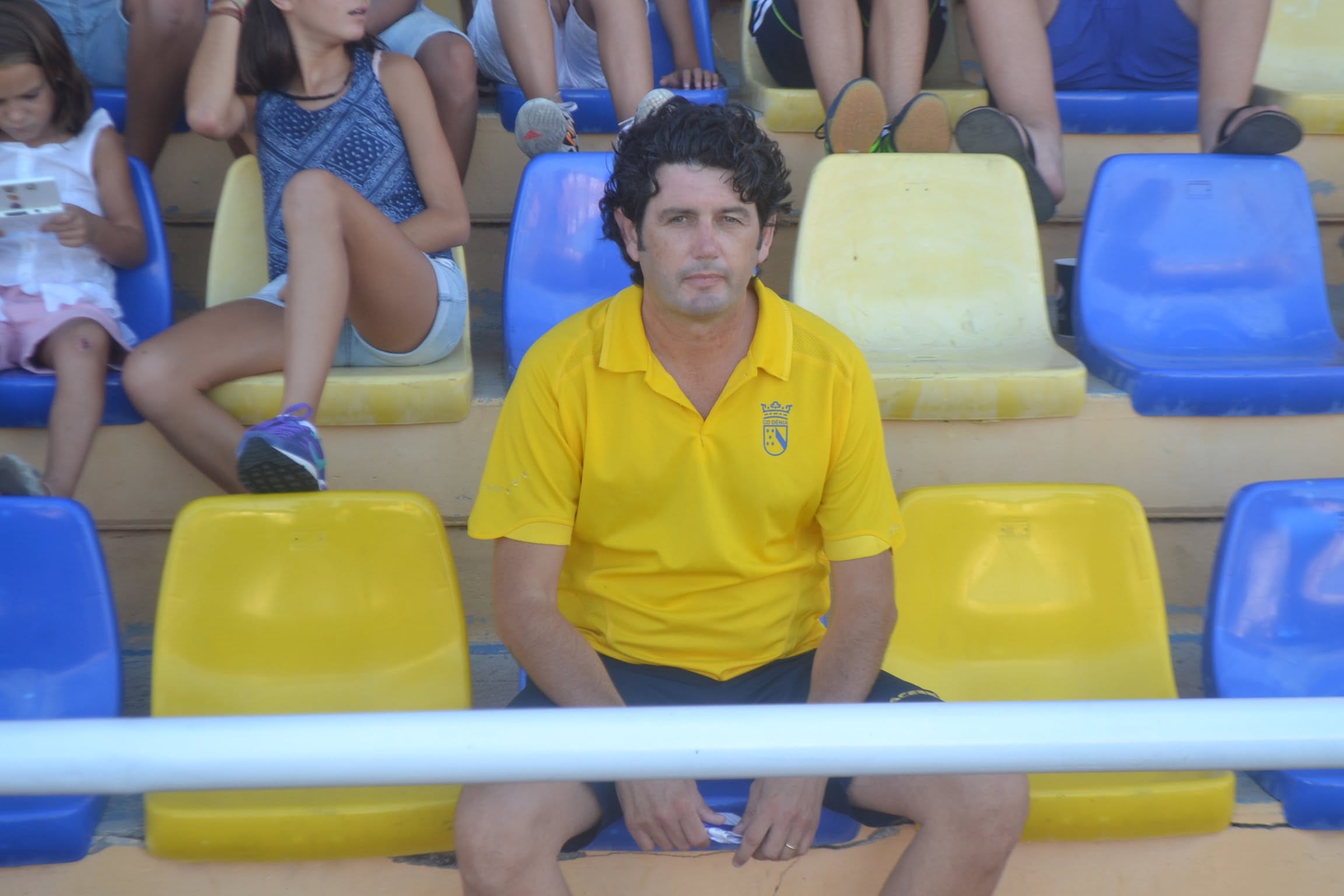 El CD. Dénia le hizo una manita al Recambios Colón (5-1) 3 Jesús Moralta sancionado en la banda