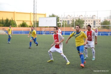 Juanjo García, intenta controlar el balón