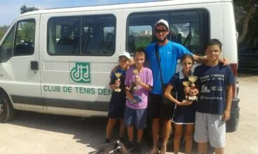 Jugadores de la Escuela de Alta Competición del Club Tenis Dénia