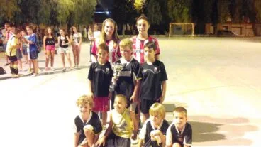 La Xara con su trofeo de campeón Prebejamín
