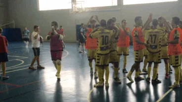 Els jugadors de l'Acte Dénia Motors celebrant el triomf