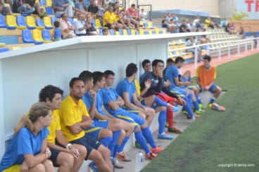 Los jugadores del CD. Dénia en el banquillo