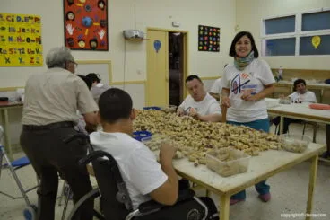 Los usuarios de Aprosdeco en uno de sus talleres