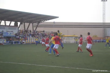 Mono remantando un balón de cabeza