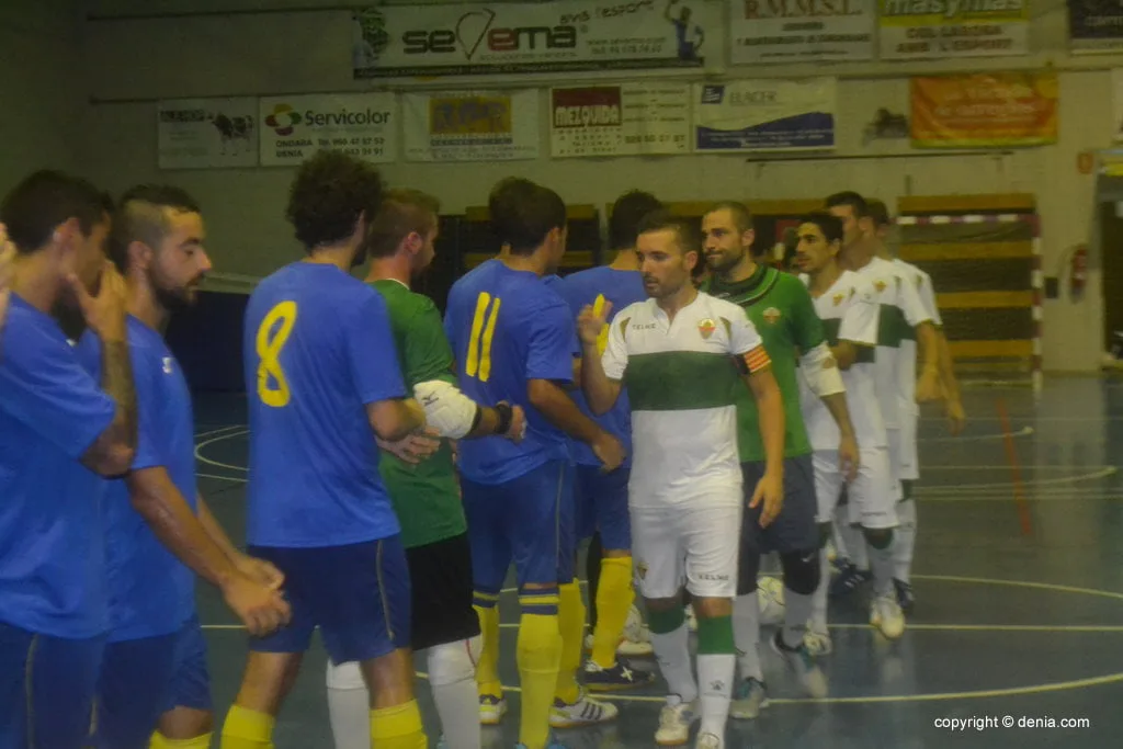 Jesús García capitán del Elche FS., saludando a los locales