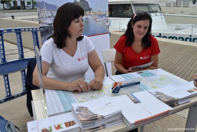 01 Punto informativo en la llegada del crucero