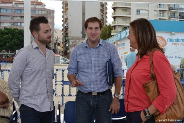 02 La alcaldesa con el consignatario del crucero