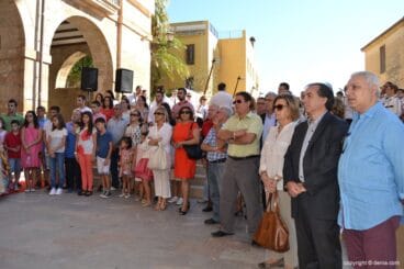 Asistentes al acto institucional del 9 de octubre en Dénia