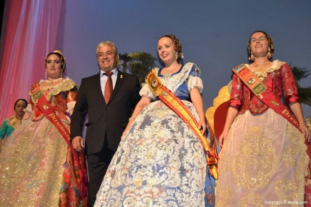 La Falla Saladar celebró el prólogo de sus 50 años en la presentación de Samantha Carbonell 9 05 Presentación Saladar 2015 Pleitesía de Fernando Marí Perles