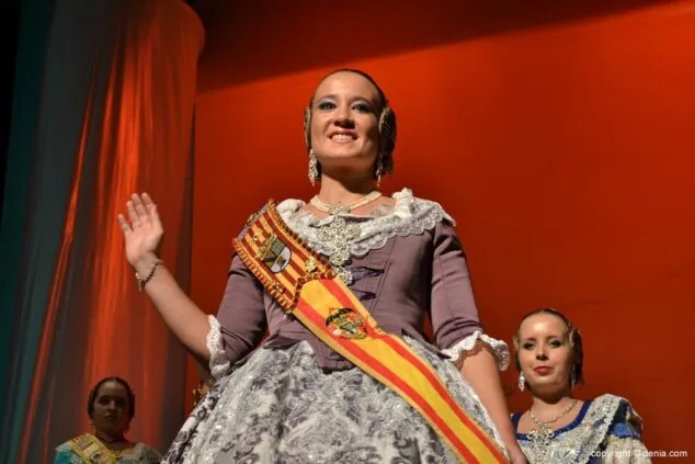 La Falla Saladar celebró el prólogo de sus 50 años en la presentación de Samantha Carbonell 11 07 Presentación Saladar 2015 Pleitesía de Carla Petrie