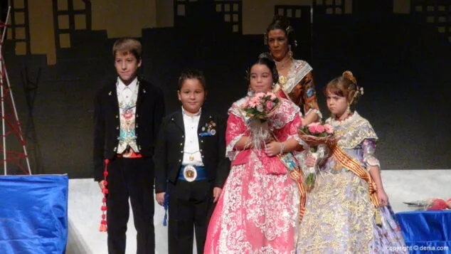 Agentes secretos y superhéroes en la presentación infantil de la Falla Diana 10 13 Presentación Infantil Falla Diana 2015 Comisión infantil