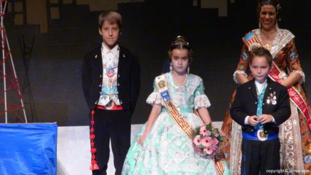 Agentes secretos y superhéroes en la presentación infantil de la Falla Diana 9 14 Presentación Infantil Falla Diana 2015 Comisión infantil