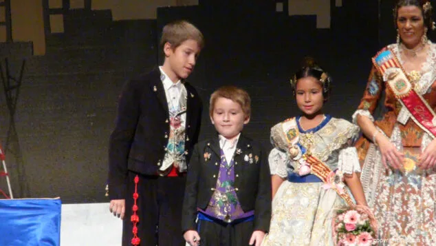 Agentes secretos y superhéroes en la presentación infantil de la Falla Diana 8 15 Presentación Infantil Falla Diana 2015 Comisión infantil