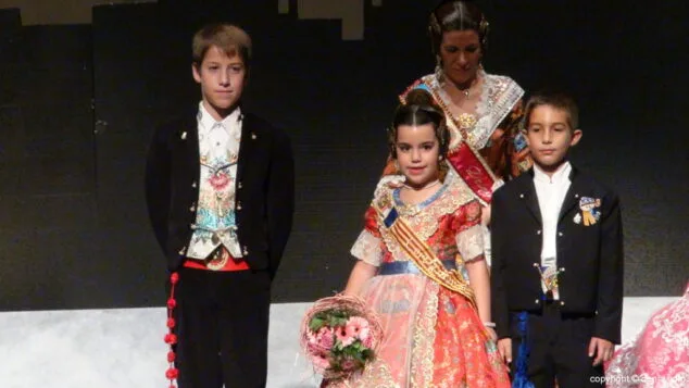 Agentes secretos y superhéroes en la presentación infantil de la Falla Diana 7 16 Presentación Infantil Falla Diana 2015 Comisión infantil