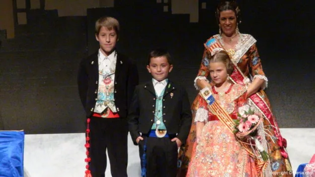Agentes secretos y superhéroes en la presentación infantil de la Falla Diana 11 17 Presentación Infantil Falla Diana 2015 Comisión infantil