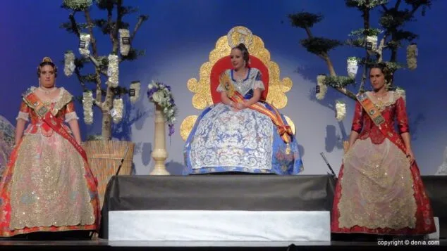 La Falla Saladar celebró el prólogo de sus 50 años en la presentación de Samantha Carbonell 19 17 Presentación Saladar 2015 Corte de honor
