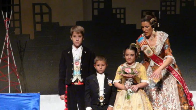 Agentes secretos y superhéroes en la presentación infantil de la Falla Diana 12 18 Presentación Infantil Falla Diana 2015 Comisión infantil