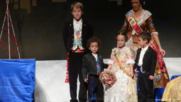 Agentes secretos y superhéroes en la presentación infantil de la Falla Diana 13 19 Presentación Infantil Falla Diana 2015 Comisión infantil