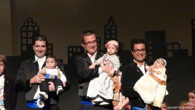 Agentes secretos y superhéroes en la presentación infantil de la Falla Diana 14 20 Presentación Infantil Falla Diana 2015 Comisión infantil